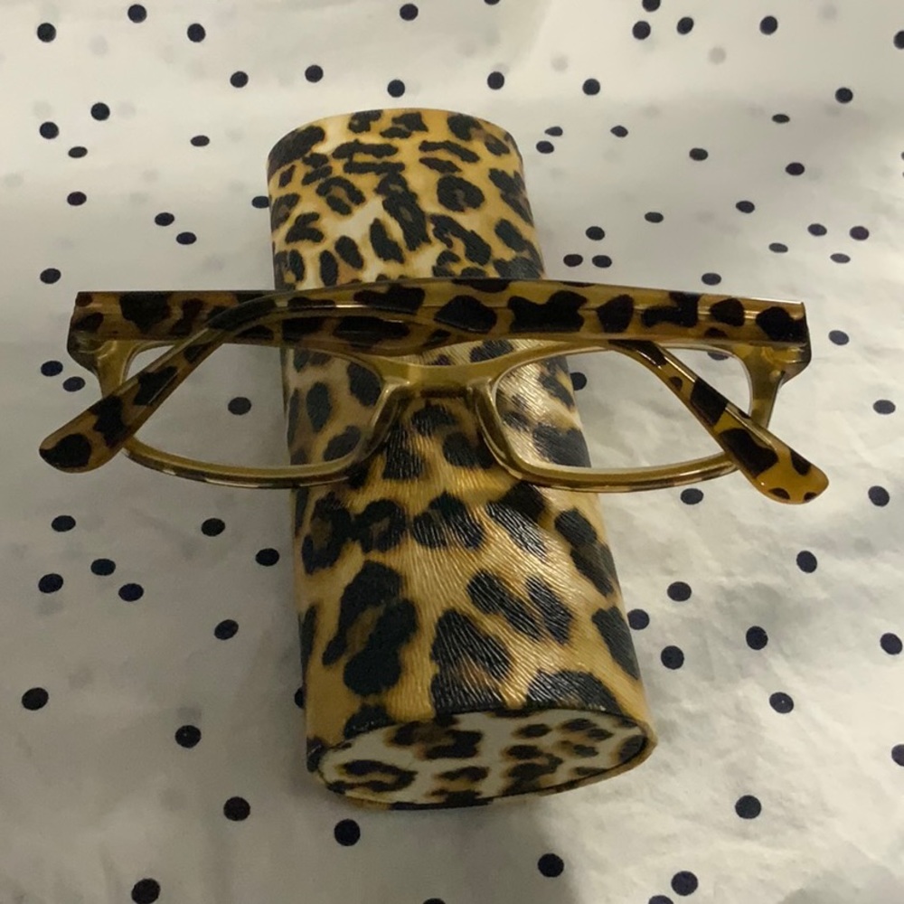 Vintage leopard ๐ print reading glasses with case. (+1.50) - Picture 9 of 10